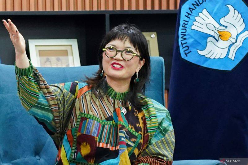 Wamendiktisaintek Stella Christie memberikan keterangan terkait program Sekolah Garuda di Jakarta, Sabtu (17/5/2025). ANTARA FOTO/Ferlian Septa Wahyusa/rwa