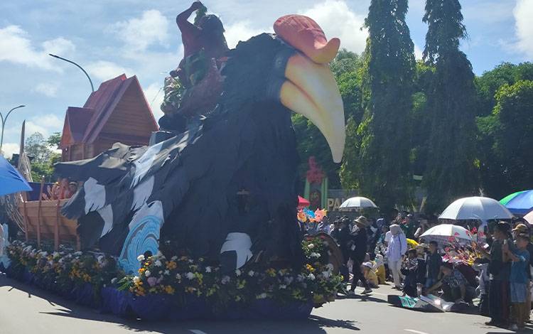 Salah satu kendaraan hias megah yang mewarnai Karnaval Budaya dalam rangka Festival Budaya Isen Mulangin atau FBIM di Bundaran Besar Palangka Raya pada Minggu, 18 Mei 2025. (FOTO: TESTI PRISCILLA)
