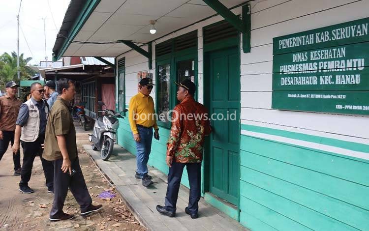 Bupati Seruyan Ahmad Selanorwanda saat meninjau fasilitas Pustu di Desa Bahaur, Kecamatan Hanau. (Foto: Prokom Seruyan)