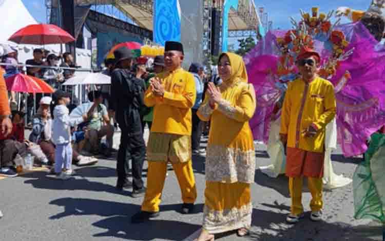 Bupati Kobar Nurhidayah saat mengikuti Karnaval Budaya FBIM 2025, Minggu, 18 Mei 2025.