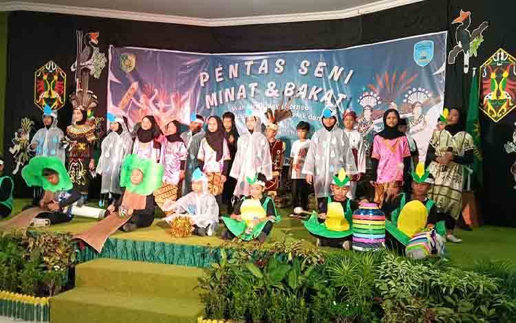 Pentas Seni SD Muhammadiyah Pahandut atau SDMP. (FOTO: ISTIMEWA)