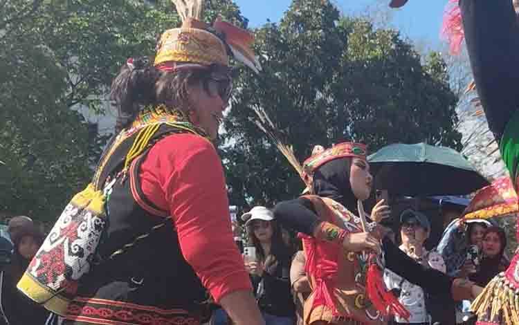 Gubernur Apresiasi Karnaval Budaya Isen Mulang sebagai Wujud Pelestarian Kearifan Lokal