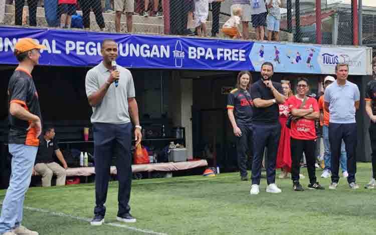 Pelatih timnas Indonesia, Patrick Kluivert, memberi sambutan pada pembukaan turnamen Piala Oranje di Jakarta, Minggu (18/5/2025). (ANTARA/RAUF ADIPATI)