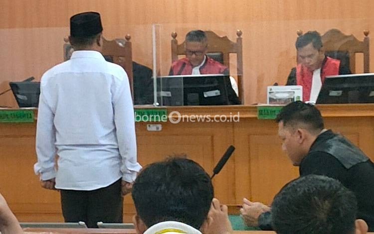 Ketua Majelis Hakim Muhammad Ramdes saat membacakan putusan eks polisi tembak supir ekspedisi terdakwa Anton Kurniawan Styanto, Senin, 19 Mei 2025. (Foto : PATHUR)
