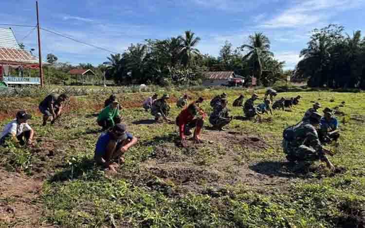 Satgas TMMD Imbangan ke 124 Kodim Kapuas Lakukan Aksi Penanaman Pohon