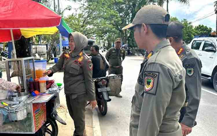 Satpol PP Barito Utara Lakukan Penertiban PKL di Jalur Protokol Kota Muara Teweh