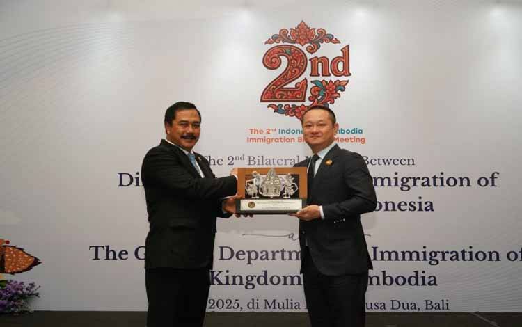 Menteri Imigrasi dan Pemasyarakatan RI Agus Andrianto (kiri) saat Pertemuan Bilateral Imigrasi Indonesia dan Kamboja Kedua di Bali, Senin (19/5/2025). (ANTARA/HO-Ditjen Imigrasi)