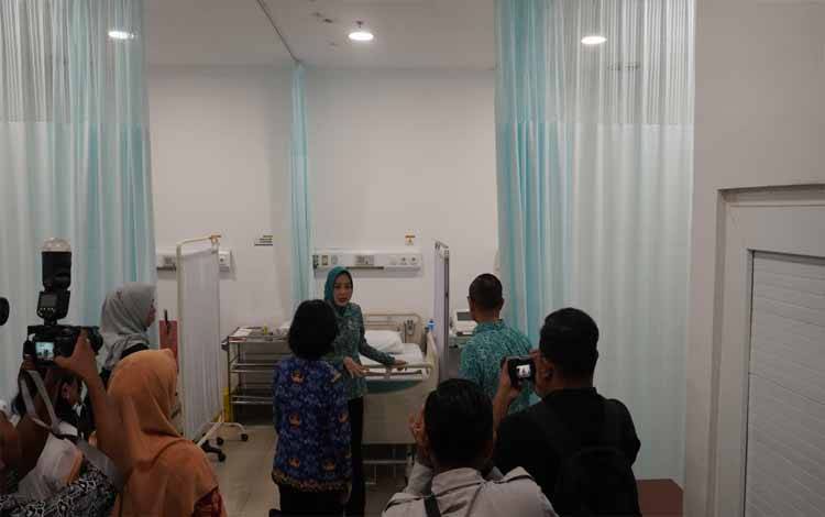 Ketua TP-PKK Provinsi Kalteng Aisyah Thisia Agustiar Sabran saat di ruang pemeriksaan. (FOTO:IKHSAN)