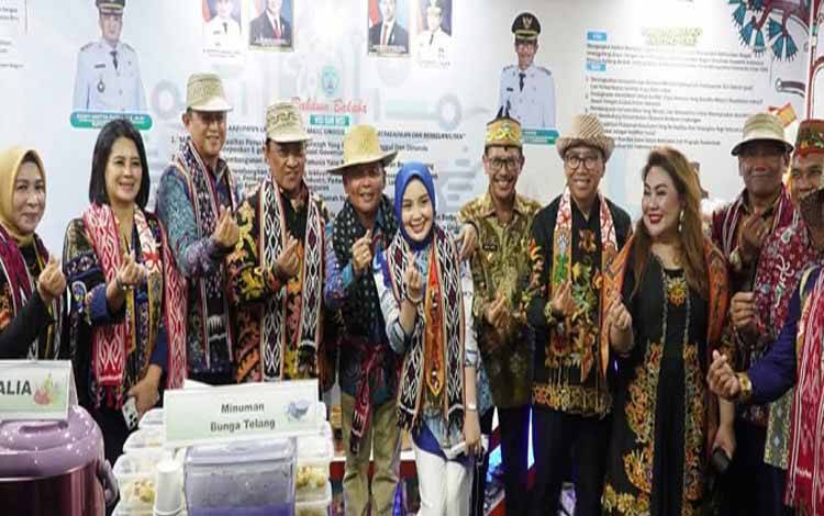 Wabup Lamandau Sambut Gubernur di Stand Kalteng Expo 2025
