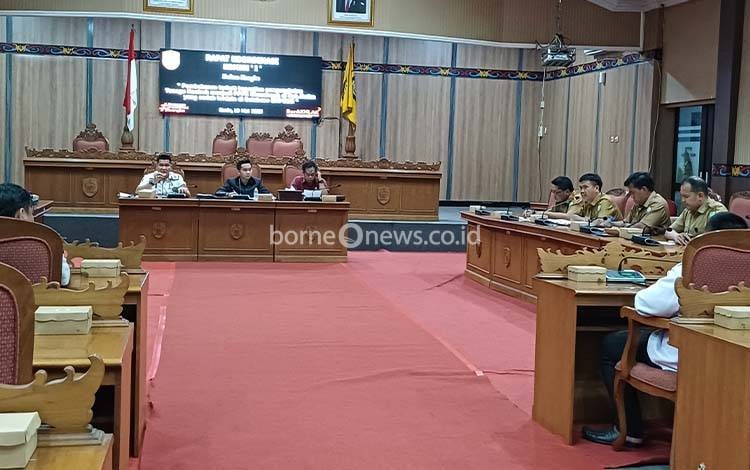 Rapat koordinasi Komisi I DPRD Kotawaringin Timur terkait nasib tenaga kontrak, Senin, 19 Mei 2025. (FOTO: DEWIP)