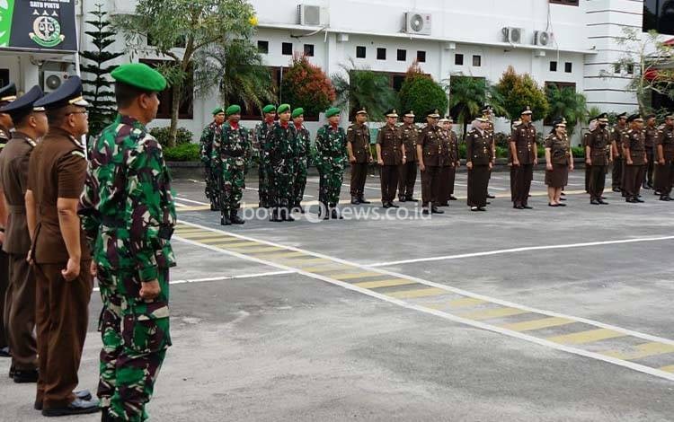 Personel Kodim 1016 Palangka Raya Mulai Lakukan Pengamanan di Kantor Kejari