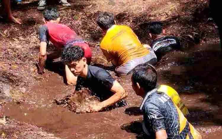 Peserta lomba Mangaruhi Putra Kabupaten Barito Utara. (Foto: Dhani)