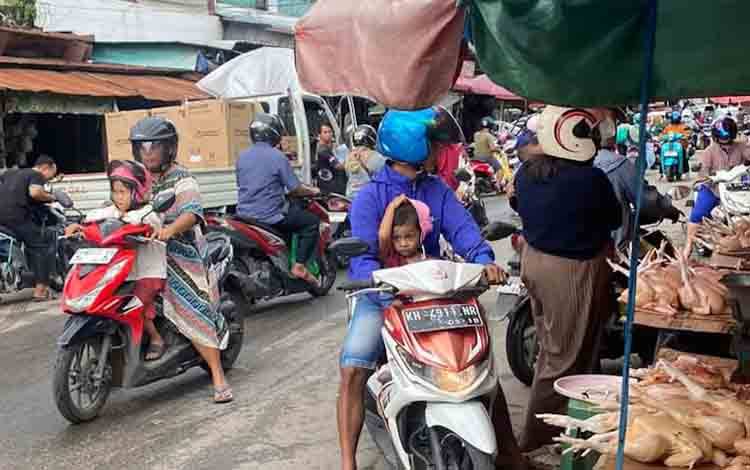 Dewan Sampaikan Pentingnya Penataan Lapak Pedagang di Bahu Jalan Pasar Besar Palangka Raya