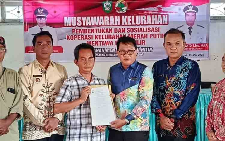 Pembentukan anggota Koperasi Merah Putih di Kelurahan Mentawa Baru Hilir, belum lama ini. (FOTO: IST)