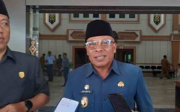 Wakil Bupati Kobar Suyanto saat diwawancarai awak media. (FOTO: DANANG)
