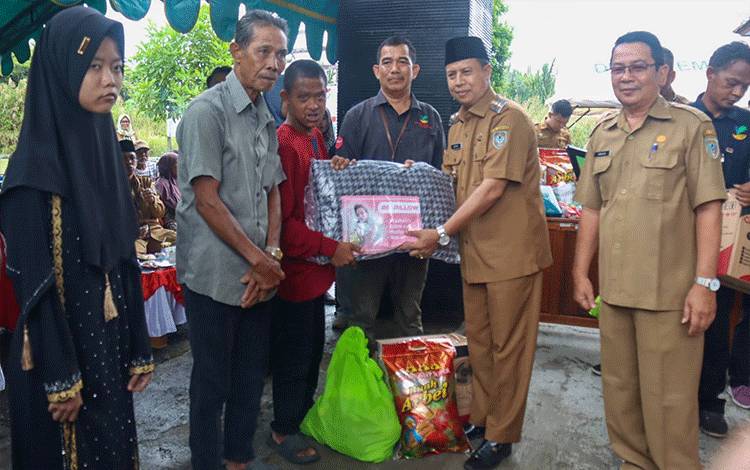 Wakil Bupati Seruyan Serahkan Bantuan Kementrian Sosial Kepada PPKS
