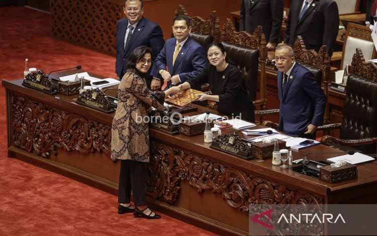 Ketua DPR Puan Maharani (kedua kanan) menerima berkas pembahasan dari Menteri Keuangan Sri Mulyani Indrawati (kiri) pada Rapat Paripurna ke-18 Masa Persidangan III Tahun Sidang 2024-2025 di Kompleks Parlemen, Senayan, Jakarta, Selasa (20/5/2025). Rapat Paripurna tersebut beragendakan penyampaian pemerintah terhadap Kerangka Ekonomi Makro dan Pokok-Pokok Kebijakan Fiskal (KEMPPKF) RAPBN tahun anggaran 2026. ANTARA FOTO/Dhemas Reviyanto/tom.