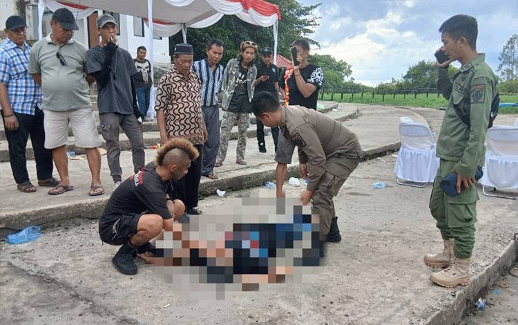 Warga saat mengerumuni korban diduga terjun bebas dari atas jembatan Kahayan. (Foto : IST)