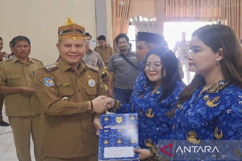 Bupati Gumas Jaya S Monong menyerahkan SK CPNS 2024 di Kuala Kurun. (ANTARA/Chandra)