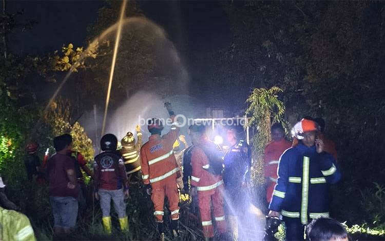 Sebuah Rumah di Kapuas Terbakar