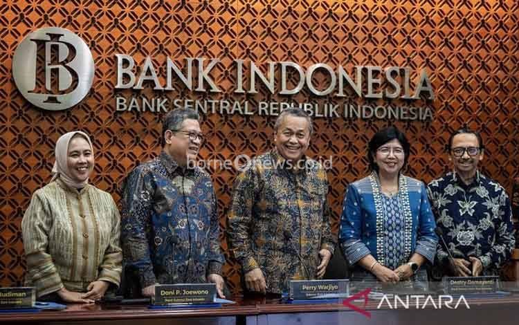 Arsip foto - Gubernur Bank Indonesa Perry Warjiyo (tengah) didampingi Deputi Gubernur Senior Bank Indonesia Destry Damayanti (kedua kanan), Deputi Gubernur Doni Primanto Joewono (kedua kiri), Aida Suwandi Budiman (kiri) dan Juda Agung (kanan) bersiap menyampaikan paparan saat konferensi pers hasil rapat Dewan Gubernur di Gedung Thamrin Bank Indonesia, Jakarta, Rabu (19/3/2025). ANTARA FOTO/Bayu Pratama S/Spt/aa.
