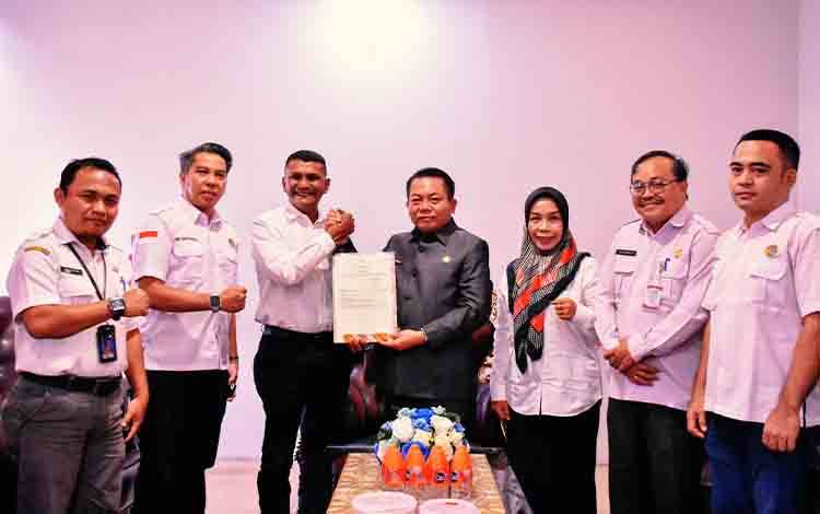 Bupati Kapuas Terima Sertifikat Tanah Sekolah Rakyat dari BPN