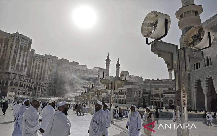 Ilustrasi: Jamaah calon haji berjalan di bawah kipas angin embun (cooling fan) di Masjidil Haram, Makkah, Arab Saudi, Jumat (16/5/2025). Kipas angin embun tersebut guna membantu mendinginkan area Masjidil Haram di tengah cuaca panas ekstrem yang mencapai 43 derajat celcius. ANTARA FOTO/Andika Wahyu/tom.