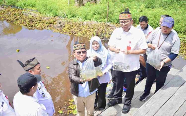 Pemprov Kalteng Tebar Benih Ikan Betok di Danau Tahai untuk Jaga Ekosistem