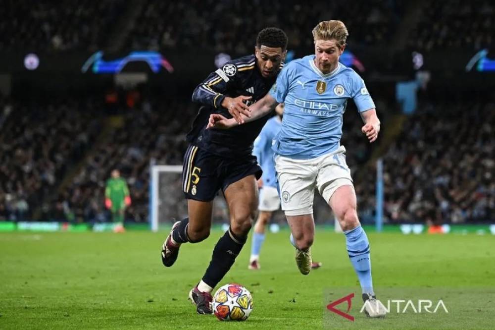 Gelandang Manchester City Kevin De Bruyne (kanan) berduel dengan gelandang Real Madrid Jude Bellingham dalam pertandingan leg kedua perempatfinal Liga Champions antara Manchester City dan Real Madrid di Stadion Etihad, Manchester, Inggris (17/4/2024). ANTARA/AFP/Paul Ellis/aa.