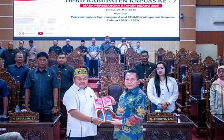 DPRD Kapuas Gelar Rapat Paripurna Penyampaian Rancangan Awal RPJMD 20252029 dari Eksekutif