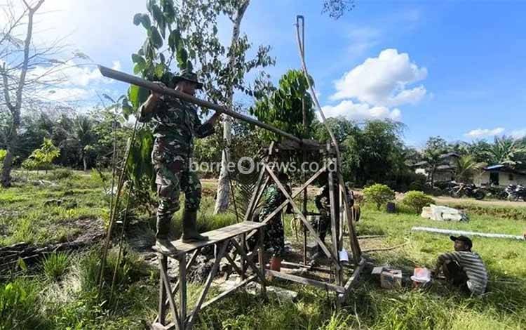 Penuhi Air Bersih, Satgas TMMD Imbangan Kodim Kapuas Bikin Sumur Bor