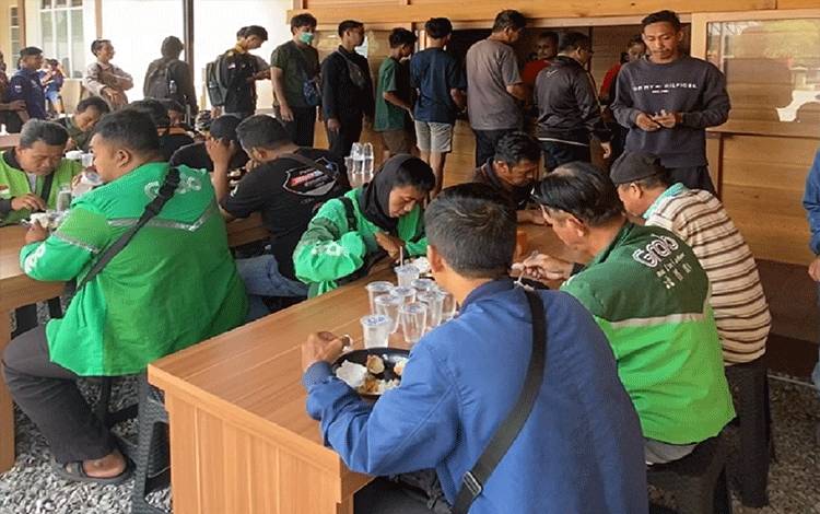Doa dan Harapan Masyarakat Mengalir untuk Program Makan Siang Gratis YHS Charity Palangka Raya