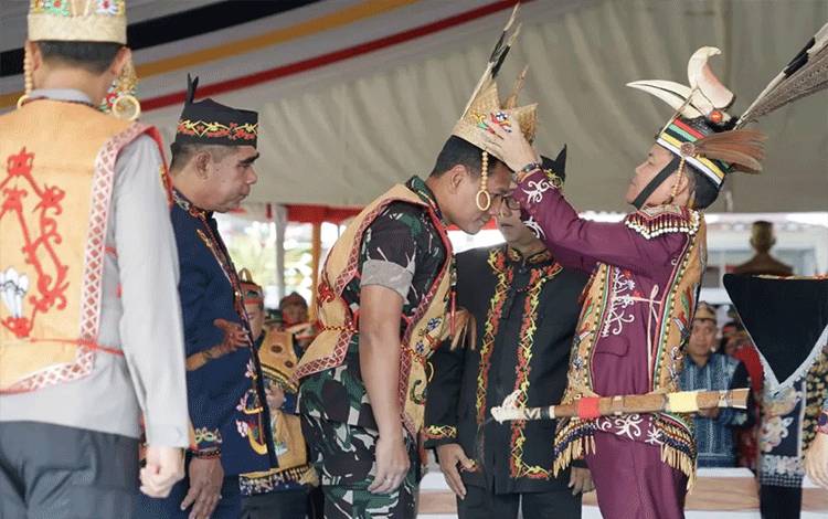 Danrem 102 Panju Panjung Terima Gelar Kehormatan Adat dari Gubernur Kalteng