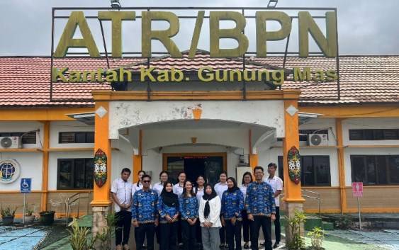 Pegawai Kantor Pertanahan Kabupaten Gunung Mas foto bersama di depan kantor. (FOTO: IST)
