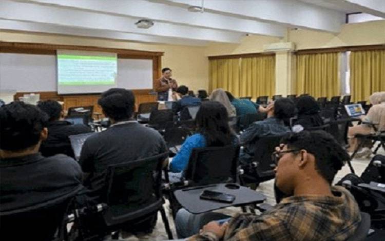CEO Smart Batik Kenalkan Inovasi Batik Sawit kepada Mahasiswa FEB UGM