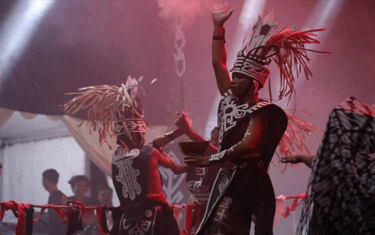 Penampilan salah satu kelompok yang MENGINTERPRETASIKAN menjadi pertunjukan tari berjiwa spiritual. (FOTO:ASEF)