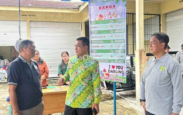 Kepala Bidang PSLB3 DLH Palangka Raya Teguh Jaya Permana (kanan) saat mendampingi Wakil Wali Kota Palangka Raya Achmad Zaini saat meninjau bank sampah induk Jalan Anoi. (Foto : IST)