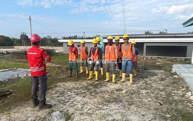 PLN Laksanakan Safety Briefing dan Gelar APD Serentak di Seluruh Proyek