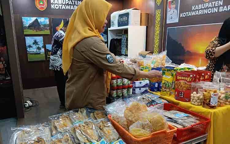 Produk Unggulan UMKM Kobar Diminati di Kalteng Expo 2025, Raup Omset Rp 74 Juta Lebih