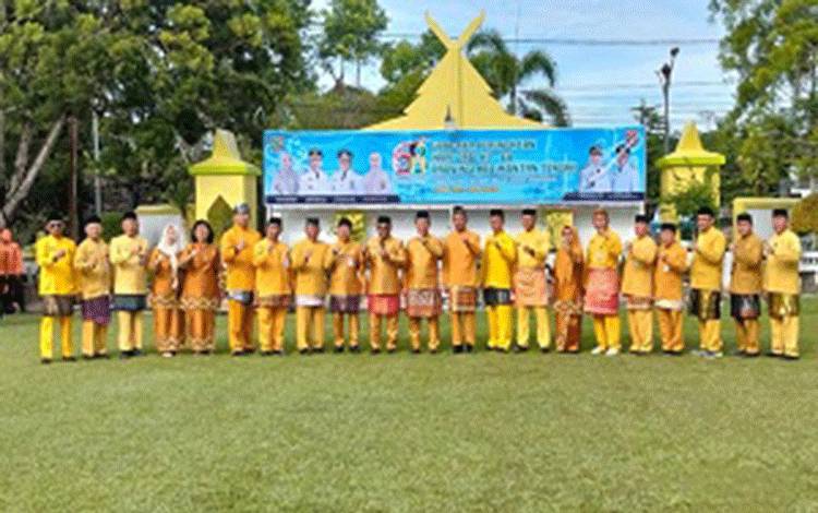 SKPD Kobar foto bersama usai upacara HUT ke 68 Kalteng yang digekar di Halaman Kantor Bupati Kobar, Jumat, 23 Mei 2025. (FOTO: IST)