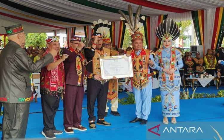 Gubernur Kalteng Terima Penganugerahan Gelar Adat Dayak
