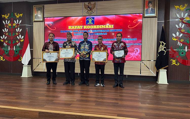 Bagian Hukum Sekretariat Daerah Kotim, Pintar Simbolon saat menerima penghargaan IRH, Kamis, 22 Mei 2025.
