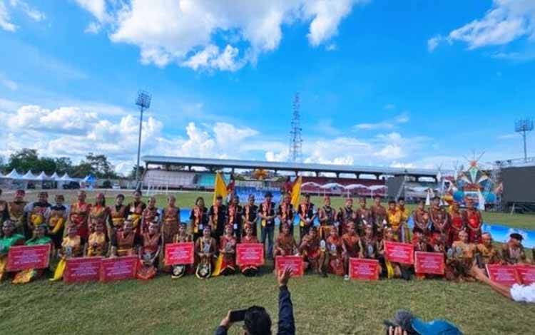 Sussy Asty: Lawang Sakepeng Bukan Sekadar Atraksi, Tapi Simbol Budaya Dayak