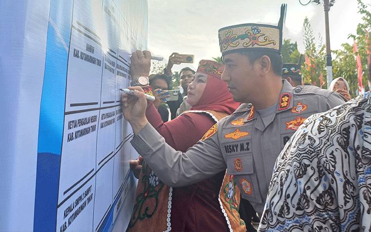 Pemkab Kotim Tandatangani Komitmen Bersama Dukung Pelaksanaan SPMB 2025 Transparan dan Bebas Pungli