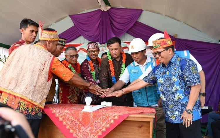 Peresmian listrik di desa Batu Ampar dan Lubuk Hiju yang berada di Kecamatan Menthobi Raya oleh Bupati Lamandau, Rizky Aditya Putra, PLN UID Kalselteng, serta jajaran Forkopimda Kabupaten Lamandau. (ANTARA/HO-PLN UID Kalselteng)