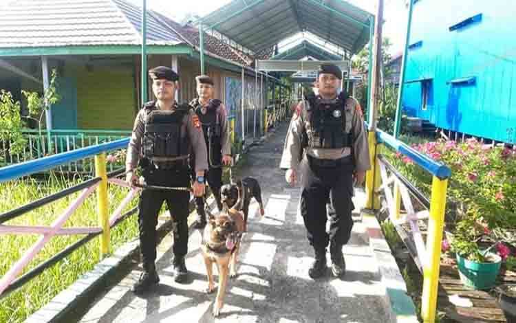 Patroli Dialogis Unit K-9 Polda Kalteng Jaga Kamtibmas di Dermaga Kereng Bangkirai