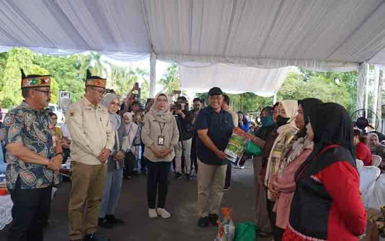 HUT Kalteng 3.000 Paket Sembako Gratis Dibagikan di Pasar Murah