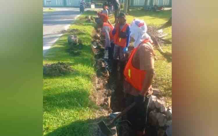 Dinas PUPR Palangka Raya Lakukan Pemeliharaan Drainase, Ajak Masyarakat Jaga Kebersihan