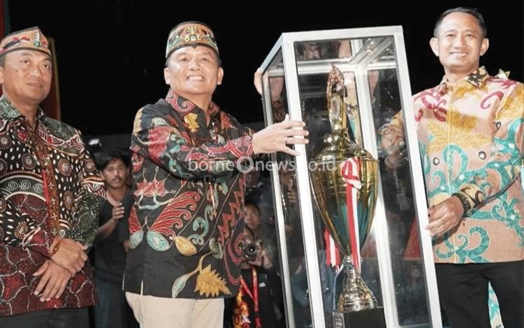 Kota Palangka Raya Juara Umum Festival Budaya Isen Mulang 2025
