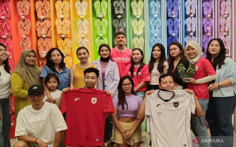 Pemain sepak bola Indonesia, Shayne Pattynama (tengah) menyapa para penggemar di Kuta, Kabupaten Badung, Bali, Sabtu (24/5/2025). ANTARA/Dewa Ketut Sudiarta Wiguna